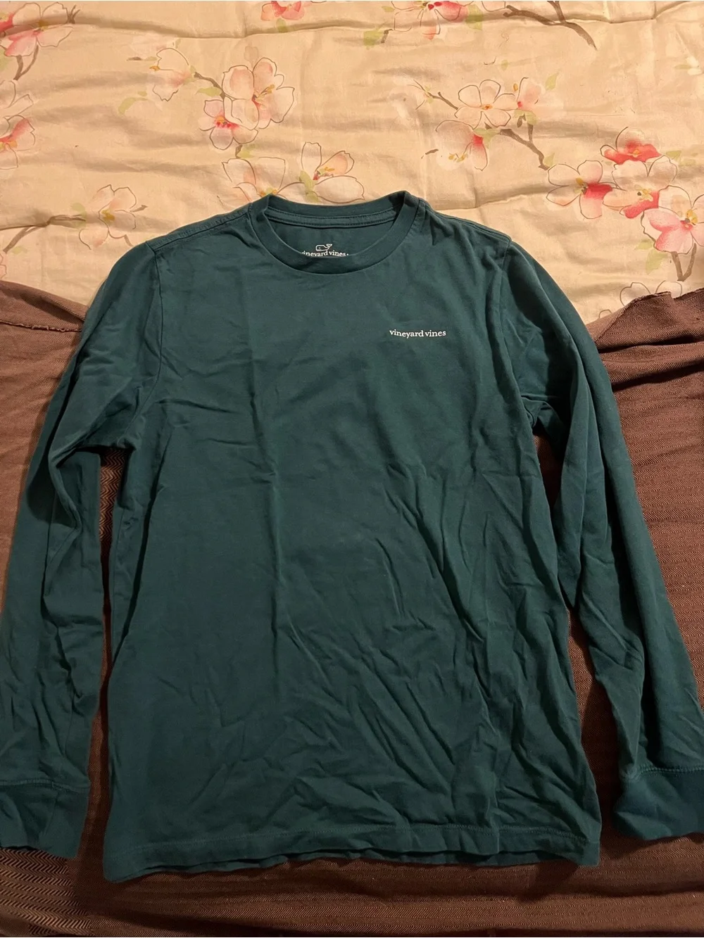 Vineyard Vines Christmas Whale Youth Medium Green Long Sleeve T-Shirt.